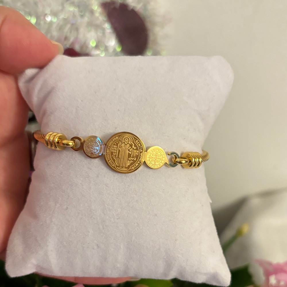 Elegant Gold-Tone Bracelet